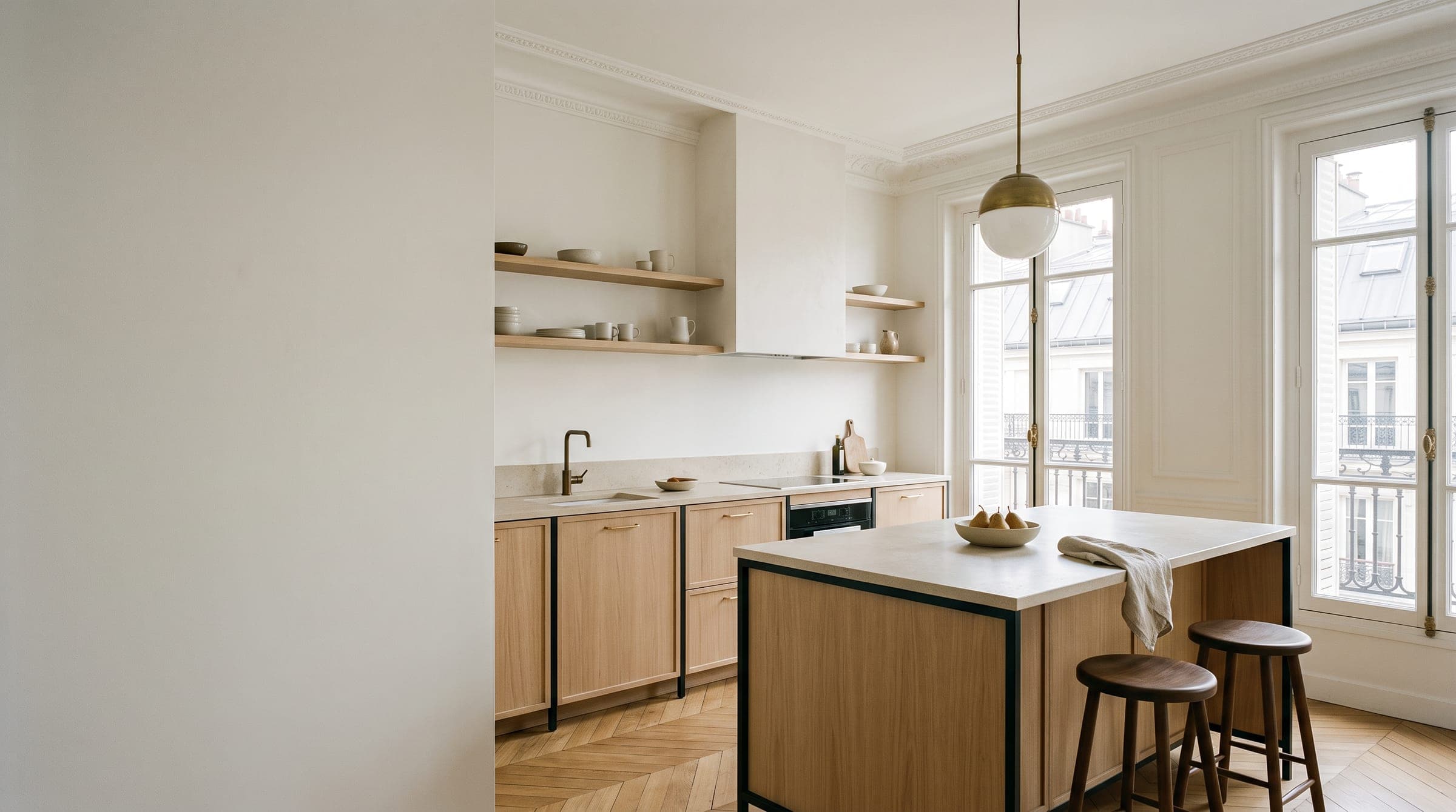 Cuisine sur mesure en chêne et laque dans un appartement parisien, îlot central et plan de travail en pierre.