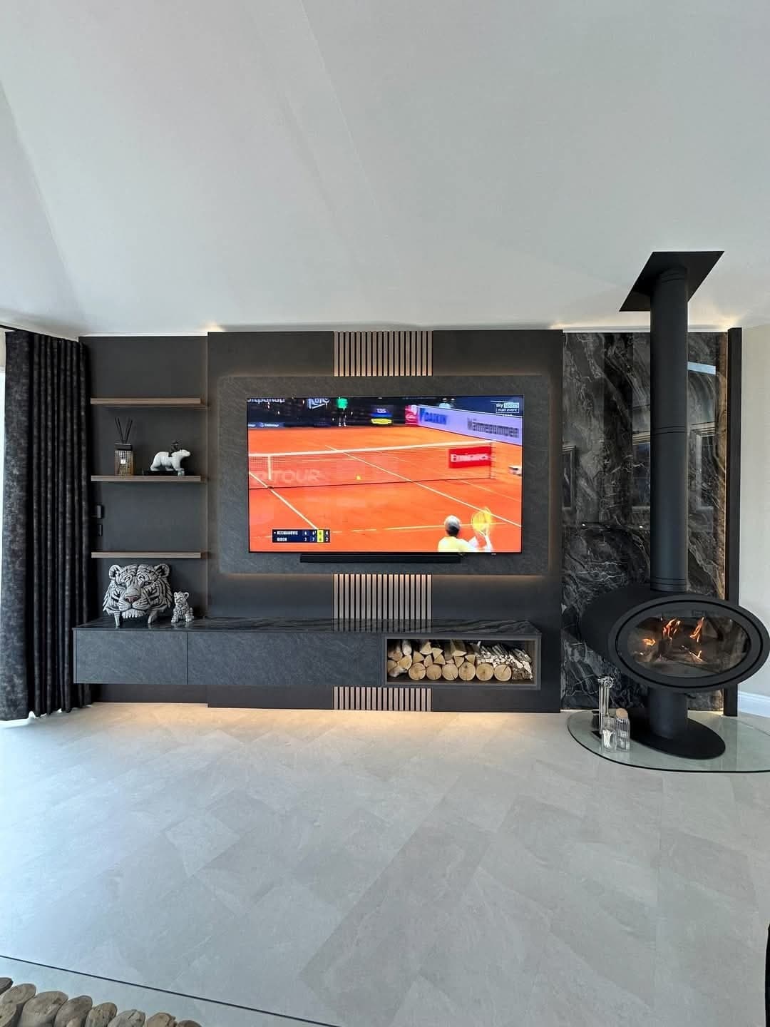 Séjour haussmannien parisien avec cheminée en marbre, moulures et parquet à chevrons.